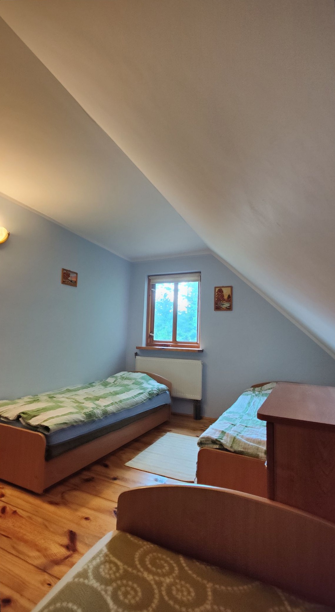 Układ dwóch łóżek w pokoju 02