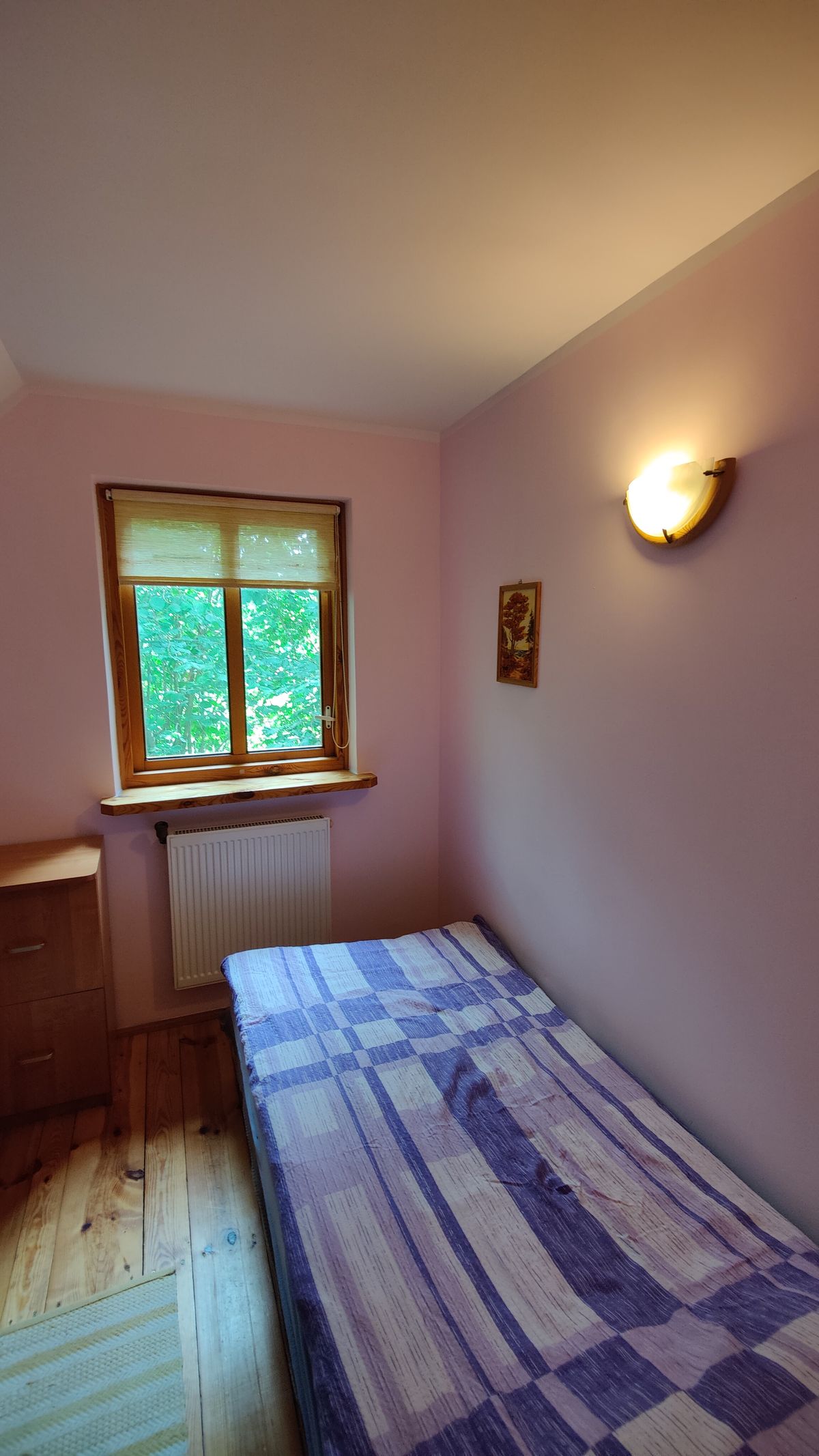 Łóżko przy oknie w pokoju 03